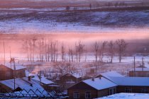 Village frontalier dans la neige en Mongolie intérieure EerguNa — Photo de stock