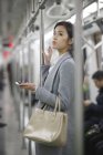 Les jeunes femmes prennent le métro — Photo de stock