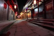 Sichuan ciudad de la provincia de Yibin Li Zhuang ciudad por la noche, China - foto de stock