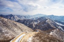 Bela paisagem com montanhas e Grande Muralha na neve — Fotografia de Stock