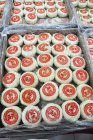 Vista de cerca de deliciosas características de Tianjin snacks - foto de stock