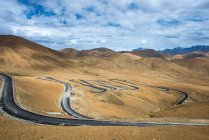 Красивий ландшафт з горами в Тибеті Шигатсе, Китай — стокове фото