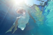Junge Frauen unter Wasser — Stockfoto