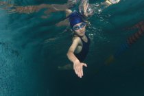 Mujer joven nadando en el agua - foto de stock