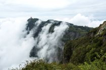 Hermoso paisaje con montañas, Monte Emei, Provincia de Sichuan, China - foto de stock