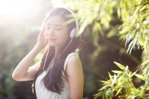 Mujeres jóvenes escuchan música - foto de stock
