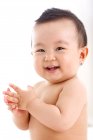 Милый счастливый китайский мальчик смеется и смотрит в камеру — стоковое фото