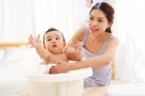 Mother gave the baby a bath — Stock Photo