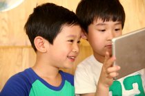 Deux garçons utilisant une tablette numérique — Photo de stock