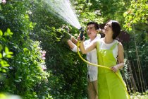 The young couple are repairing the garden — Stock Photo