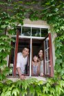 La vida baja en carbono de una familia feliz - foto de stock