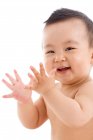 Niedlich fröhliches Baby klatscht in die Hände und schaut in die Kamera auf weißem Hintergrund — Stockfoto