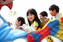 Діти в парку розваг — стокове фото