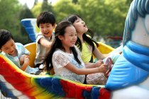 Діти в парку розваг — стокове фото