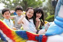 Enfants au parc d'attractions — Photo de stock