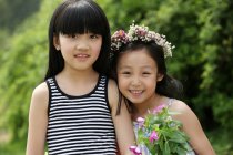 Porträt zweier Mädchen mit Blumen — Stockfoto