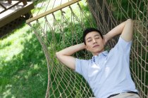 Der junge Mann schläft in einer Hängematte — Stockfoto