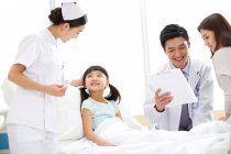 Operatori sanitari e pazienti del reparto — Foto stock