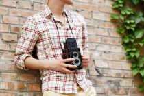 Jeune homme avec une caméra — Photo de stock