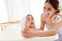 Mutter gab dem Baby ein Bad — Stockfoto