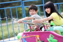 Kinder im Freizeitpark — Stockfoto