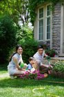 Glückliche Familie im Garten — Stockfoto