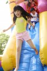 Crianças no parque de diversões — Fotografia de Stock