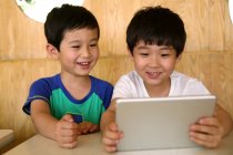 Dois meninos usando tablet digital — Fotografia de Stock
