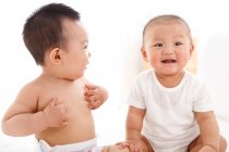 Dois adorável feliz asiático bebês sentado juntos — Fotografia de Stock