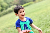 Ritratto di ragazzo che gioca all'aperto — Foto stock