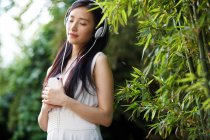 Young women listen to music — Stock Photo