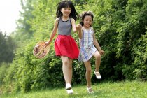 Due ragazze che giocano sul campo — Foto stock