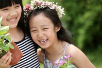 Retrato de duas meninas com flores — Fotografia de Stock