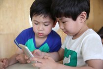 Dos chicos usando tableta digital - foto de stock