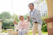 Le vieux couple swing en plein air — Photo de stock