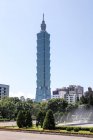 Baixo ângulo de visão de Chinas Taiwan 101 torre durante o dia — Fotografia de Stock