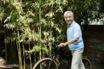 Homem idoso com bicicleta — Fotografia de Stock
