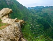 Удивительный ландшафт с извилистой дороги и горы покрыты зеленой растительностью, Гуйчжоу провинции, Цинлун, Китай — стоковое фото