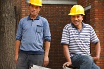 Retrato de dos trabajadores de la construcción - foto de stock