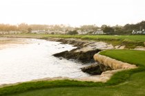 Césped verde en el campo de golf y el paisaje marino, Monterey, EE.UU. - foto de stock