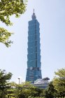 Baixo ângulo de visão de Chinas Taiwan 101 torre durante o dia — Fotografia de Stock