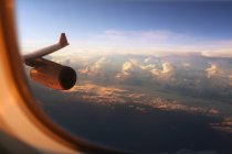 Blauer Himmel durch Flugzeugfenster gesehen — Stockfoto