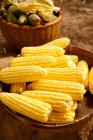 Vue rapprochée des épis de maïs jaune mûr frais — Photo de stock