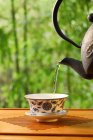 Primer plano vista de verter el té de la tetera, concepto de cultura del té de China - foto de stock