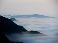 Vista aerea delle montagne panoramiche tra le nuvole all'alba, provincia dello Henan, Xinxiang — Foto stock
