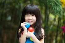 Милая маленькая девочка держит мяч — стоковое фото