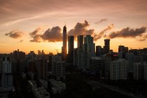 Vista aerea degli edifici della città di Shenzhen al tramonto scenico — Foto stock