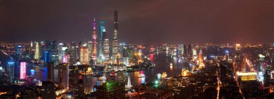 Vista aérea de la arquitectura de la ciudad de Shanghai por la noche, China - foto de stock