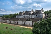 Provincia de Guangdong Qingyuan Santuario de Yangshan y edificios antiguos - foto de stock