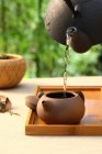 Nahaufnahme des Teegießens aus Teekanne, China-Teekultur-Konzept — Stockfoto
